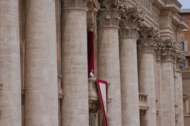 Erster Sonntagssegen des neuen Papstes.  | Foto: Domenico Stinellis/AP/dpa