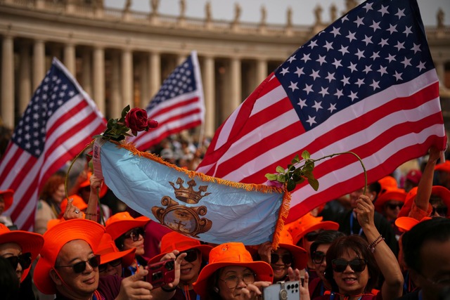 Auch US-Flaggen f&uuml;r den ersten Pa...en Vereinigten Staaten waren zu sehen.  | Foto: Andrew Medichini/AP/dpa