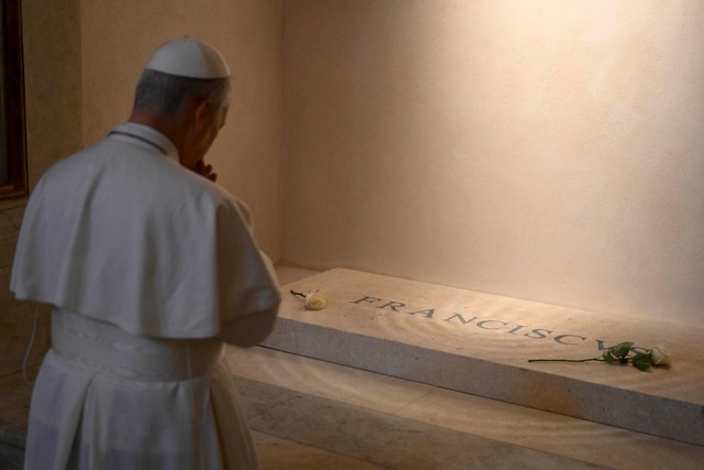 Am Samstag besuchte Leo XIV. das Grab seines Vorg&auml;ngers Franziskus.  | Foto: Francesco Sforza/Vatican Media/AP/dpa