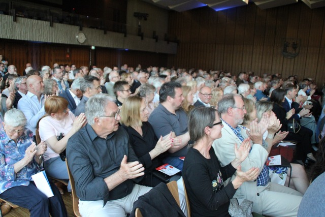 Vom Publikum gab es viel Beifall für Rede und Musik. | Foto: Rolf Reißmann Vom Publikum gab es viel Beifall für Rede und Musik. | Foto: Rolf Reißmann