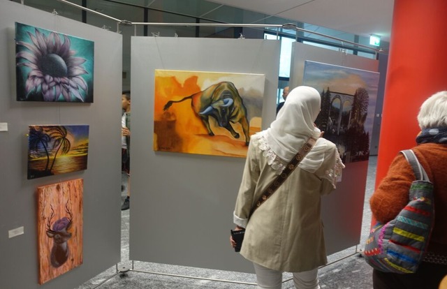 Von Blumen bis zu Tierbildern reicht d...er" in der Sparkasse Rheinfelden. | Foto: Roswitha Frey Von Blumen bis zu Tierbildern reicht d...er" in der Sparkasse Rheinfelden. | Foto: Roswitha Frey