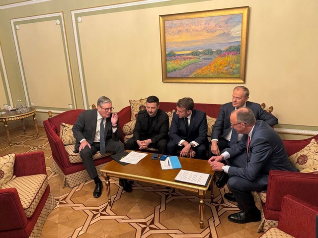 Die Staats- und Regierungschefs telefo...it des Westens in der Ukraine-Politik.  | Foto: -/Ministry of Foreign Affairs of Ukraine via AP/dpa