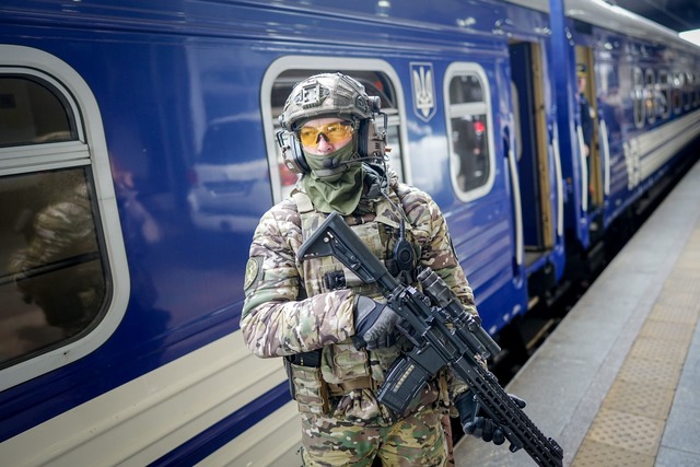 Ein Soldat bewacht den Sonderzug, der ...s Kiew zur&uuml;ck nach Polen brachte.  | Foto: Kay Nietfeld/dpa