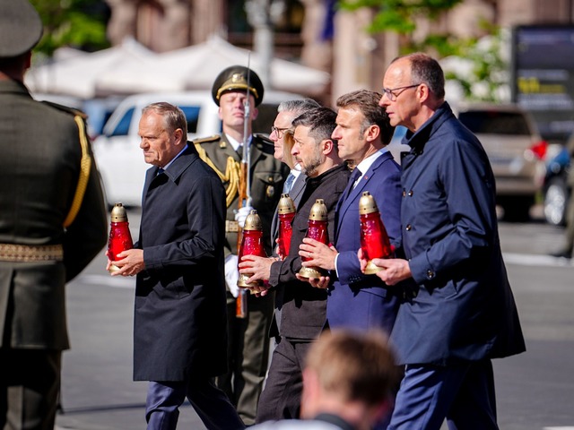 Bei ihrem Besuch in Kiew gedachten die...r Opfer des russischen Angriffskriegs.  | Foto: Kay Nietfeld/dpa