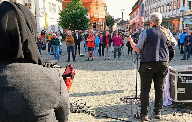 Rund 80 Menschen sind zur Kundgebung auf dem Marktplatz gekommen. | Foto: Sylvia-Karina Jahn Rund 80 Menschen sind zur Kundgebung auf dem Marktplatz gekommen. | Foto: Sylvia-Karina Jahn