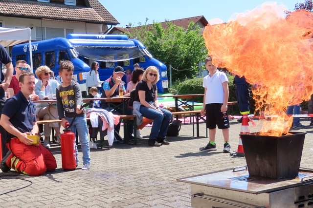 Feuerläschen darf beim Mitmachtag der ...rwehr Wallbach natürlich nicht fehlen. | Foto: Gerd Leutenecker Feuerläschen darf beim Mitmachtag der ...rwehr Wallbach natürlich nicht fehlen. | Foto: Gerd Leutenecker