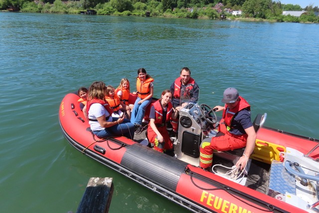 Beim Mitmachtag der Feuerwehr Wallbach...n auf dem Rhein mit dem Feuerwehrboot. | Foto: Gerd Leutenecker Beim Mitmachtag der Feuerwehr Wallbach...n auf dem Rhein mit dem Feuerwehrboot. | Foto: Gerd Leutenecker