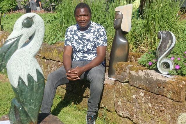 Knstler Wimbai Ngoma verwandelt Garten von Roser Energietechnik in Maulburg  in einen Skulpturenpark