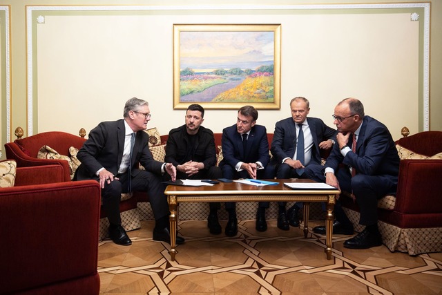Mit Trump am Telefon: F&uuml;nf europ&auml;ische Staatschefs in Kiew.  | Foto: -/Ukrainisches Pr&auml;sidentenb&uuml;ro/dpa