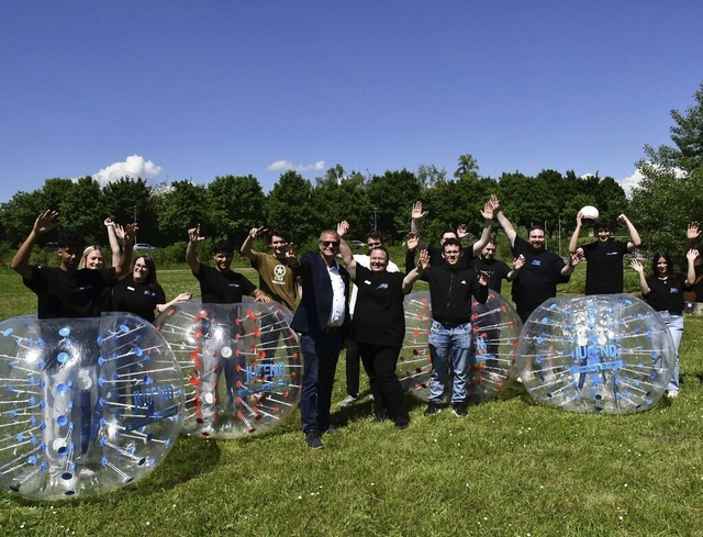 Beim Bubble-Soccer hatte auch OB Klaus...haus-Mitarbeitern – seinen Spaß. | Foto: Heinz und Monika Vollmar Beim Bubble-Soccer hatte auch OB Klaus...haus-Mitarbeitern – seinen Spaß. | Foto: Heinz und Monika Vollmar