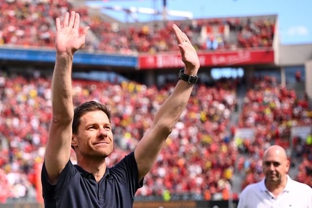 Xabi Alonso wird trotz einer Niederlag...tzten Heimspiel von den Fans gefeiert.  | Foto: Marius Becker/dpa