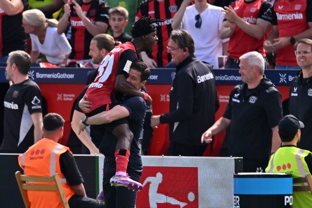 Jubelsprint zum Trainer.  | Foto: Marius Becker/dpa