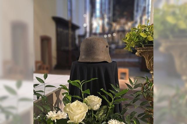 Ein Stahlhelm als Mahnmal vor dem Altar
