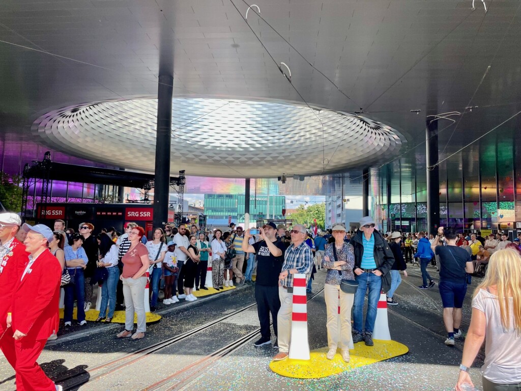 Der Basler Messeplatz voller Menschen