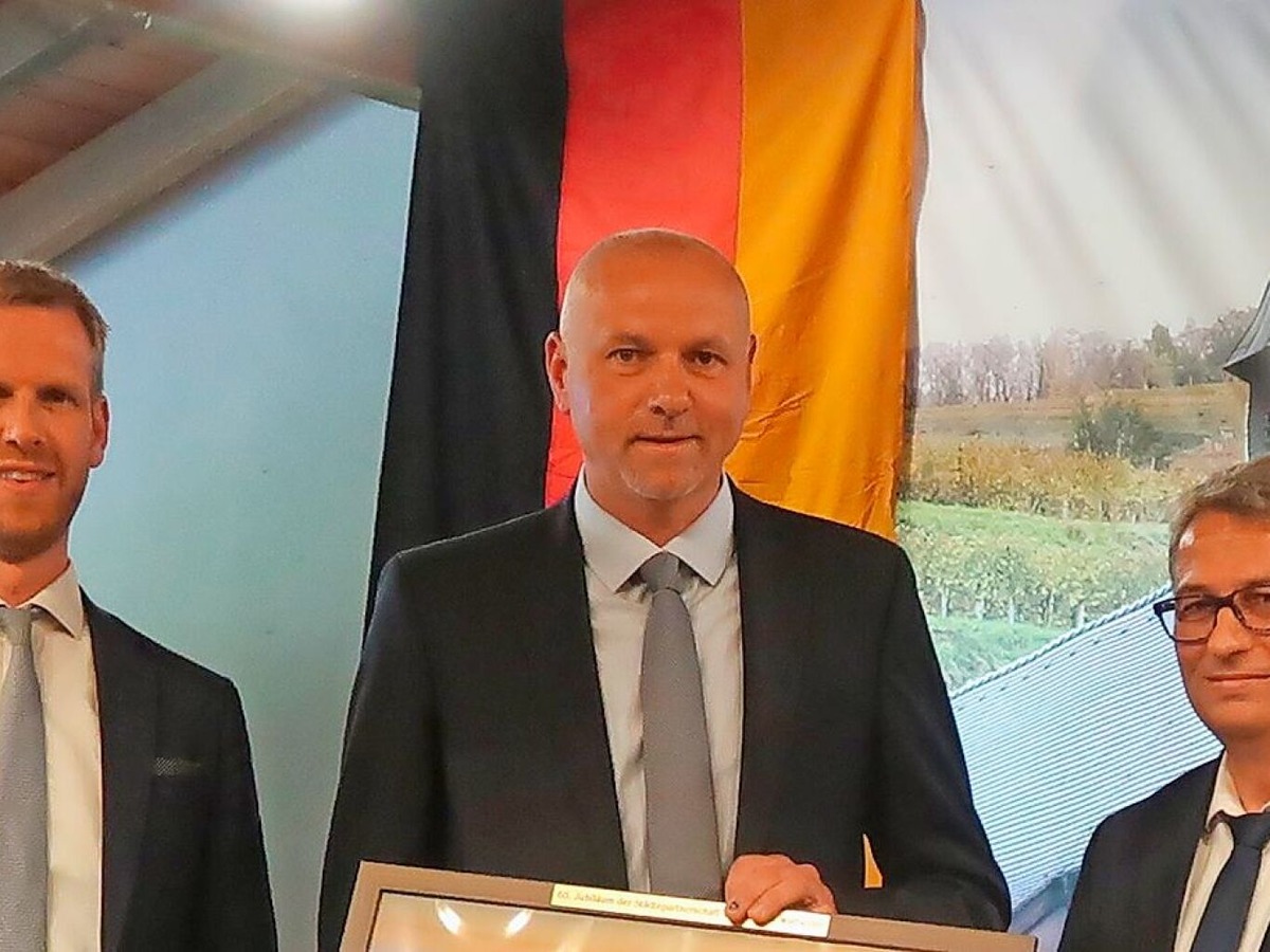 Bürgermeister Mathieu Ermel aus dem elsässischen Wattwiller, Wasenweilers Ortsvorsteher Mike Isele und Bürgermeister Benedikt Eckerle aus Ihringen (von rechts) feierten mit geladenen Gästen 60 Jahre Gemeindepartnerschaft Bürgermeister Mathieu Ermel aus dem elsässischen Wattwiller, Wasenweilers Ortsvorsteher Mike Isele und Bürgermeister Benedikt Eckerle aus Ihringen (von rechts) feierten mit geladenen Gästen 60 Jahre Gemeindepartnerschaft
