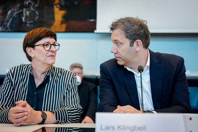 Klingbeil dankt Esken f&uuml;r die Zusammenarbeit. (Archivbild)  | Foto: Kay Nietfeld/dpa