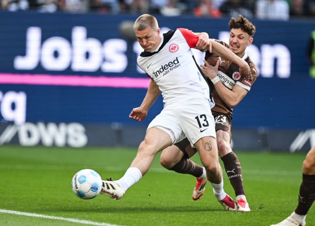Frankfurts Rasmus Kristensen (l) erzie...e F&uuml;hrung gegen den FC St. Pauli.  | Foto: Arne Dedert/dpa