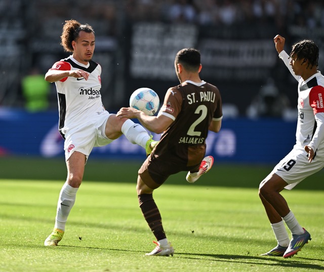 Eintracht Frankfurt um Arthur Theate (...ieferten sich eine wilde Anfangsphase.  | Foto: Arne Dedert/dpa