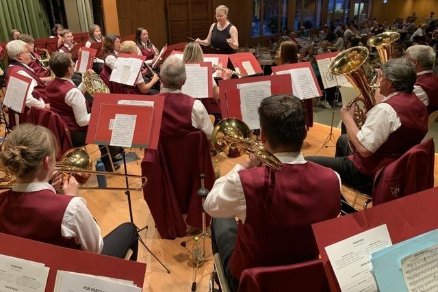 Musikverein Btzingen begeistert bei musikalischer Weinprobe in der ausverkauften Festhalle
