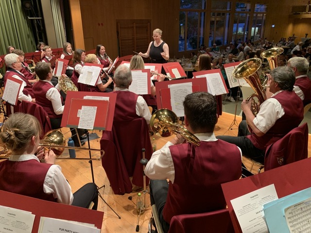 Eine musikalische Weinprobe, moderiert...eburtstags des Musikvereins Btzingen.  | Foto: Mario Schneberg 