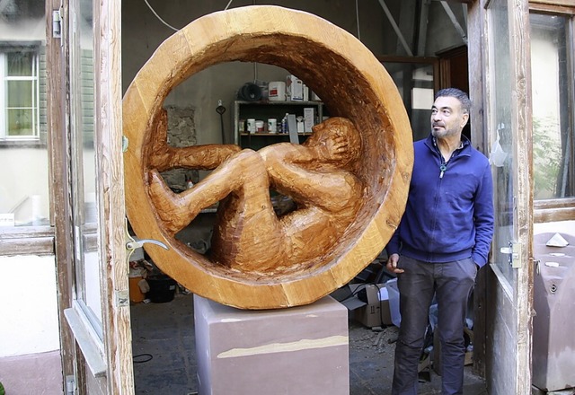Christopher Blas Lampart in seinem Ate...der Holzskulptur &#8222;Trumer&#8220;  | Foto: Christiane Franz
