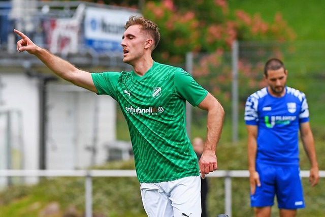Jubel und Ernchterung: Tim Heininger ...en von Hauingens Spieler Julian Foidl.  | Foto: Gerd Gruendl