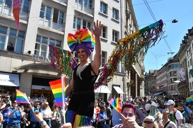 Basel startet in die ESC-Woche: Die bunt-glitzernde Parade trifft auf Palstina-Flaggen und Buhrufe