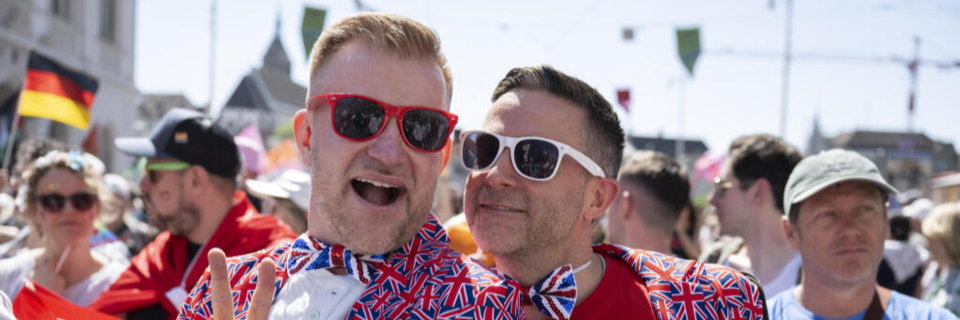 Die bunt-glitzernde ESC-Parade trifft auf Palstina-Flaggen und Buhrufe