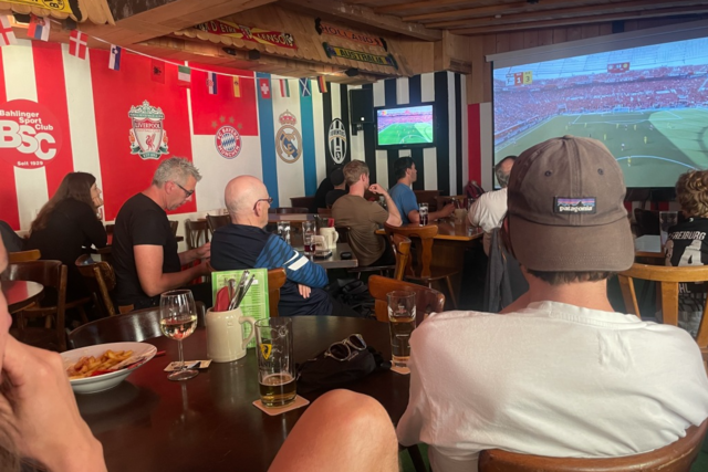 Ein paar Minuten lang reifen Champions-League-Trume in der Fuballkneipe Kaiser Franz