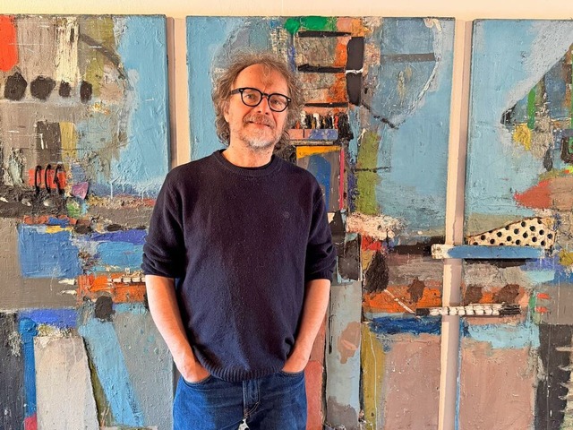 Menno Fahl vor seinem dreiteiligen Mat...Blau“ in der Städtischen Galerie | Foto: Regina Erb-Schalk Menno Fahl vor seinem dreiteiligen Mat...Blau“ in der Städtischen Galerie | Foto: Regina Erb-Schalk