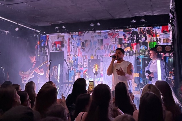 Die Wand, vor der viele Songs von Anto...enstanden sind, bildet das Bühnenbild. | Foto: Christoph Giese Die Wand, vor der viele Songs von Anto...enstanden sind, bildet das Bühnenbild. | Foto: Christoph Giese