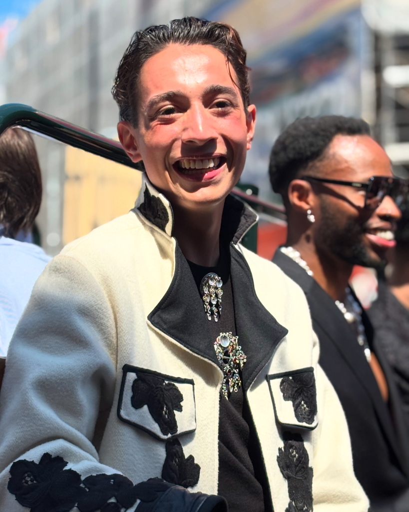 Kyle Alessandro, Norwegens ESC-Act, lchelt breit, whrend er mit seinem Team in keiner Tram, sondern einem Oldtimer an den Fans vorbeifhrt.