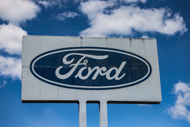 Ein Ford-Logo bei gutem Wetter - die w... das Autogesch&auml;ft in Deutschland.  | Foto: Oliver Berg/dpa