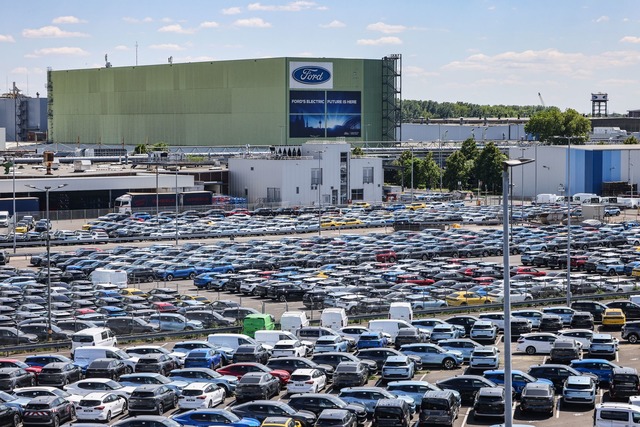 Das Angebot an neuen Ford-Autos ist gro&szlig;, doch die Nachfrage ist gering.  | Foto: Oliver Berg/dpa