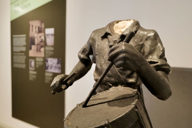 In der neuen Dauerausstellung des Lind...einem Brunnen der Hitler-Jugend stand.  | Foto: Ulf Vogler/dpa