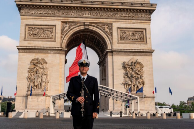 Jakob Berger aus Zunsweier spielte zur Feier von 80 Jahren Kriegsende unterm Arc de Triomphe