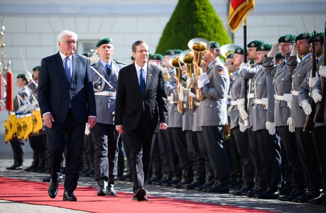 60 Jahre deutsch-israelische Beziehung...zog wird in Berlin begr&uuml;&szlig;t.  | Foto: Bernd von Jutrczenka/dpa