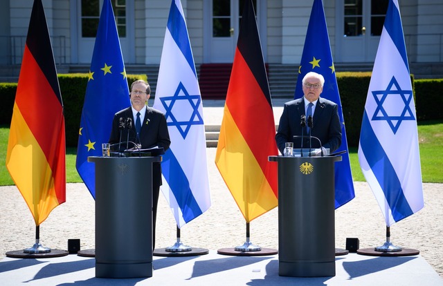 Die Pr&auml;sidenten Deutschlands und ...konferenz &uuml;ber ihr Gespr&auml;ch.  | Foto: Bernd von Jutrczenka/dpa