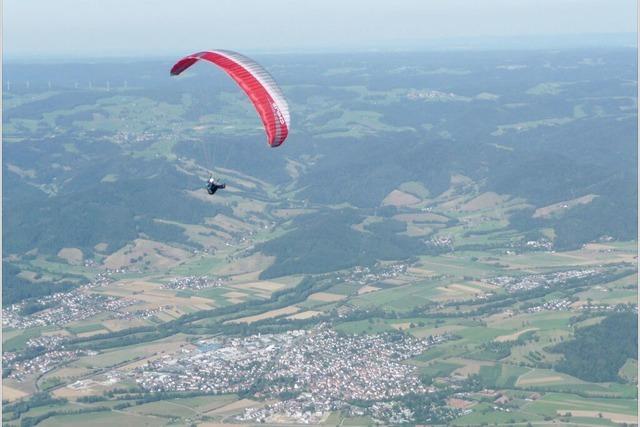 Gleitschirmpilot strzt bei Freiburg in Baum – und bleibt unverletzt
