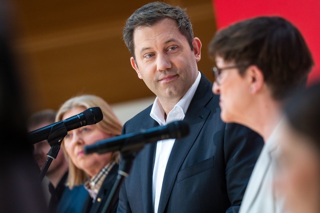 Lars Klingbeil dankt Saskia Esken f&uuml;r die Zusammenarbeit.  | Foto: Christophe Gateau/dpa