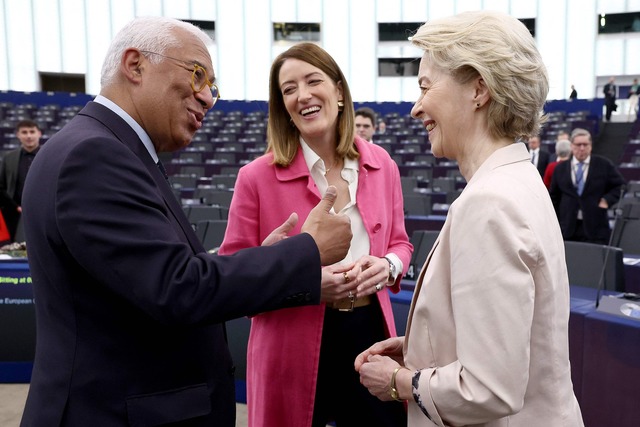 Zu dritt 200 Kilometer im Charter-Jet: Costa, Metsola und von der Leyen. | Foto: Frederick Florin/AFP/dpa Zu dritt 200 Kilometer im Charter-Jet: Costa, Metsola und von der Leyen. | Foto: Frederick Florin/AFP/dpa