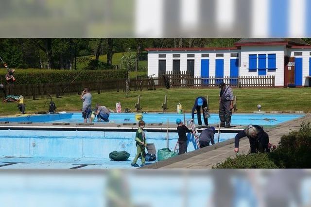 Helfer bringen das Bad auf Vordermann