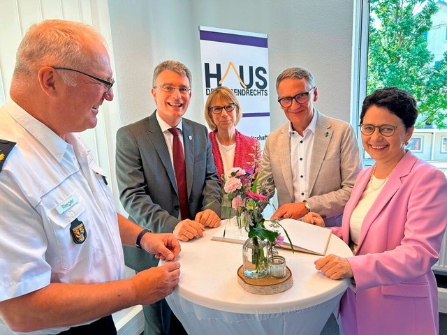 Freude ber die neue Einrichtung (von ...Landesjustizministerin Marion Gentges   | Foto: Mark Alexander