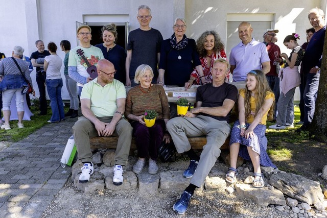 Bitte nehmen Sie Platz! Das neue Schwätzbänkle vor dem Fritz-Hüttinger-Haus. | Foto: Maximo-Hans Musielik Bitte nehmen Sie Platz! Das neue Schwätzbänkle vor dem Fritz-Hüttinger-Haus. | Foto: Maximo-Hans Musielik