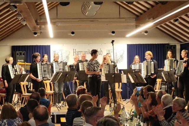 Carmen Windt fhrt Akkordeon Club Schnau beim Jahreskonzert zu einem neuen Erfolg