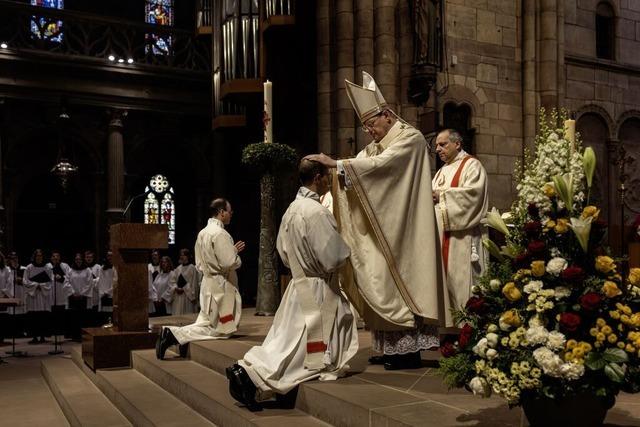Erzbischof Burger weiht Rheinfelder Diakon Simon Gleichauf im Freiburger Mnster zum Priester