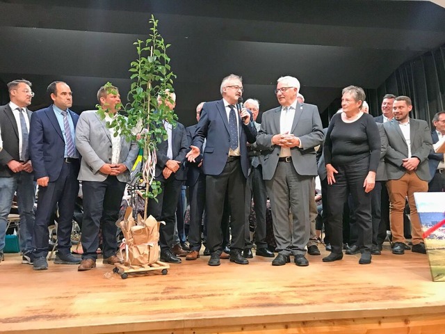 Thomas Kaiser lie seine Brgermeister...em eine Kaiserbirne als Geschenk dabei  | Foto: Karin Stckl-Steinebrunner