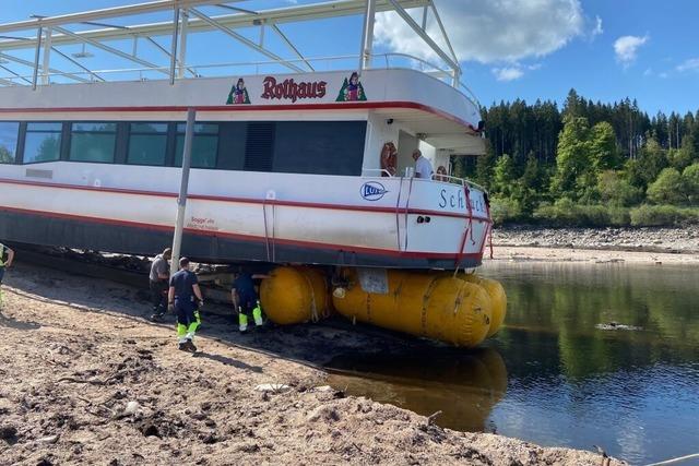Das Ausflugsschiff MS Schluchsee wird mit Hilfe eines Spezialunternehmens ins Wasser gebracht
