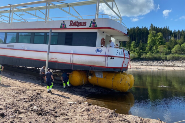 MS Schluchsee wird mit Hilfe einer Spezialfirma ins Wasser gebracht
