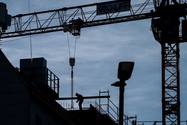Das Forschungsinstitut IW rechnet dami...offen sei die Baubranche. (Symbolbild) | Foto: Soeren Stache/dpa Das Forschungsinstitut IW rechnet dami...offen sei die Baubranche. (Symbolbild) | Foto: Soeren Stache/dpa